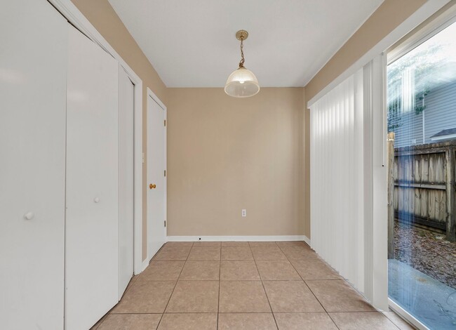 Building Photo - FWB Townhome