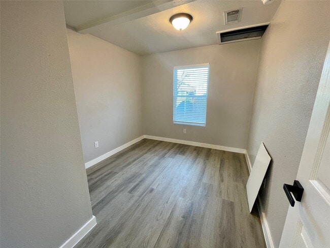 Building Photo - 504 N 8th St