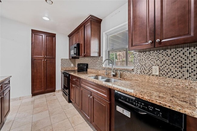 Building Photo - 2115 Sycamore Dr