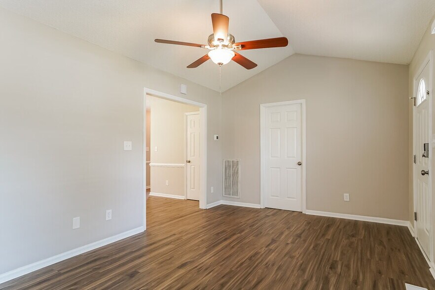 Building Photo - 1024 Holly Pointe Dr