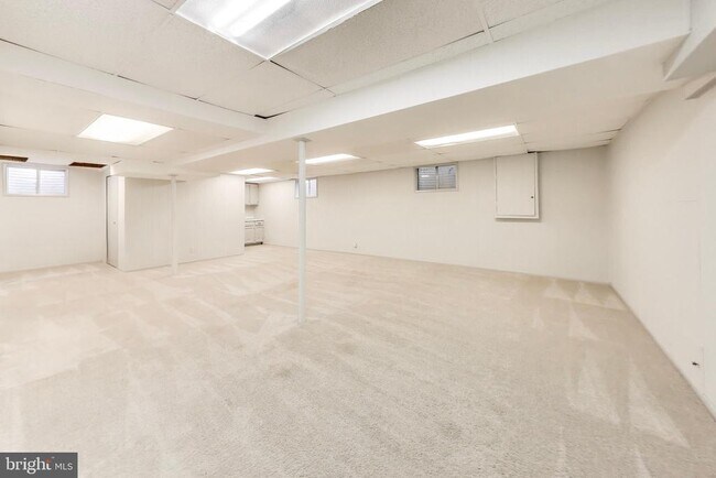 Building Photo - 1718 Crestview Dr