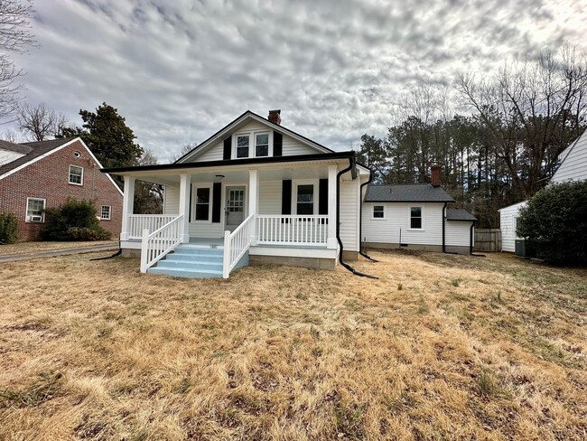 Primary Photo - 3 Bedroom 2 Bathroom Home Located in Kenbr...