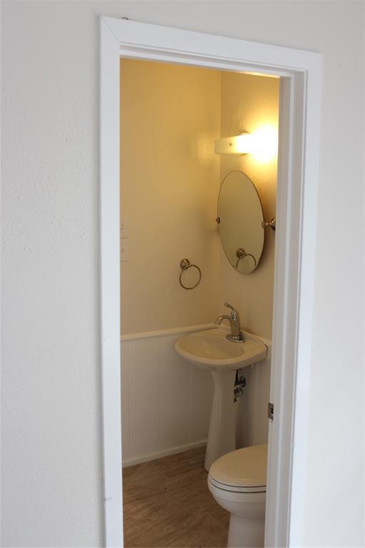 Building Photo - 104 S Lois Ln