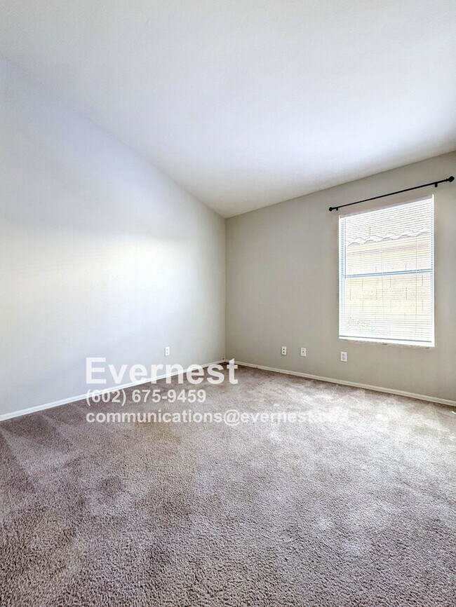 Building Photo - 3-Bedroom Home Near Schools and Everyday E...