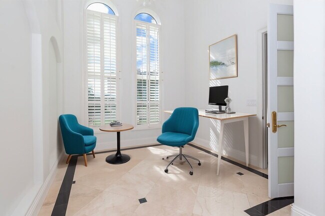 Building Photo - 4/3 Stunning Waterfront home in the heart of Clearwater Beach!