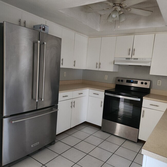 Building Photo - 611 SW 3rd Ter