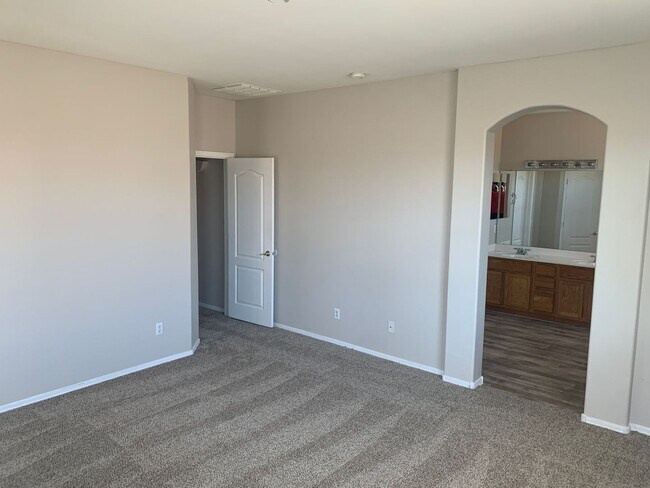 Building Photo - Updated 4 bed/2 bath in Great Location