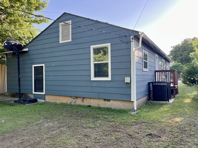 Building Photo - 107 N Gillette Ave