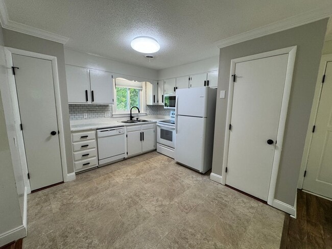 Building Photo - Private Duplex Style 2-bedroom!