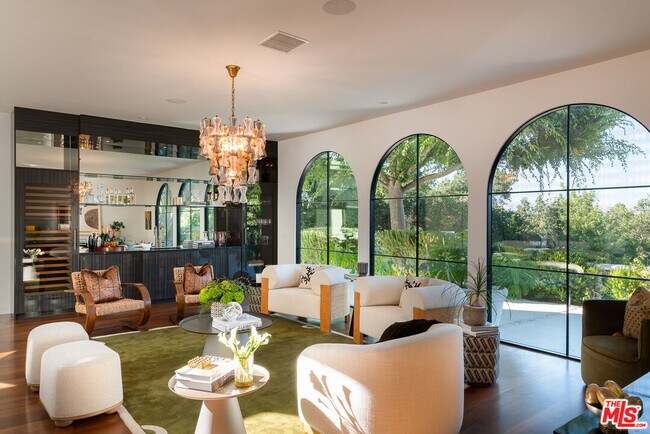Building Photo - 5192 Parkway Calabasas