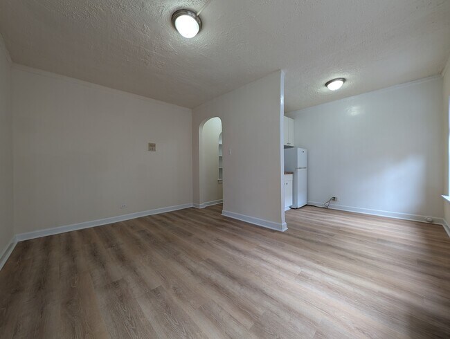 Building Photo - 5417 N Kenmore Ave