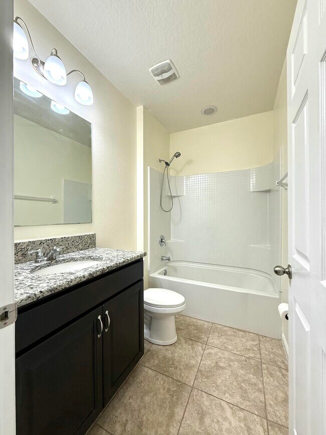 Building Photo - 5997 Ridge Lake Cir