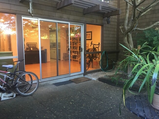 Building Photo - 3br/1.5ba Meadows of Terra Linda Townhouse ~Surrey Lane