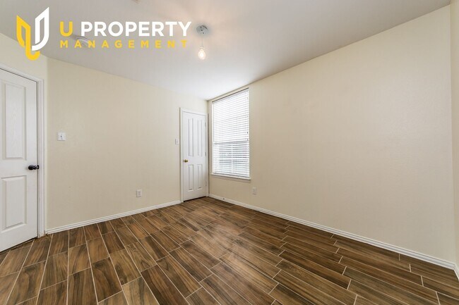 Building Photo - 6 Bedrooms, 3 garage space house. US75 & A...