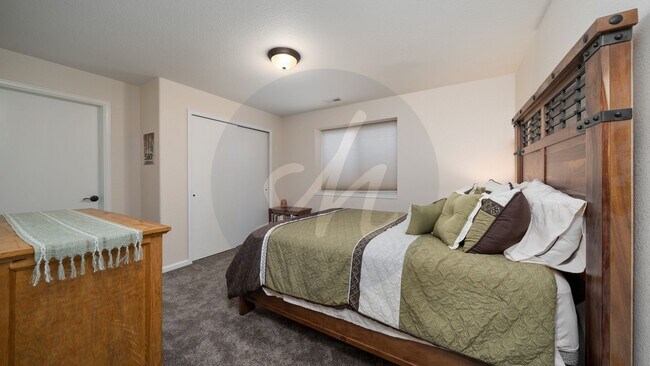 Building Photo - Country Living on 13.5 Acres