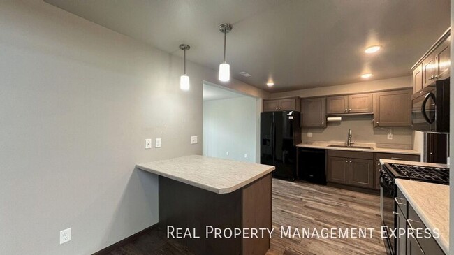 Building Photo - Modern 3 Bed, 2.5 Bath with Loft | Located...