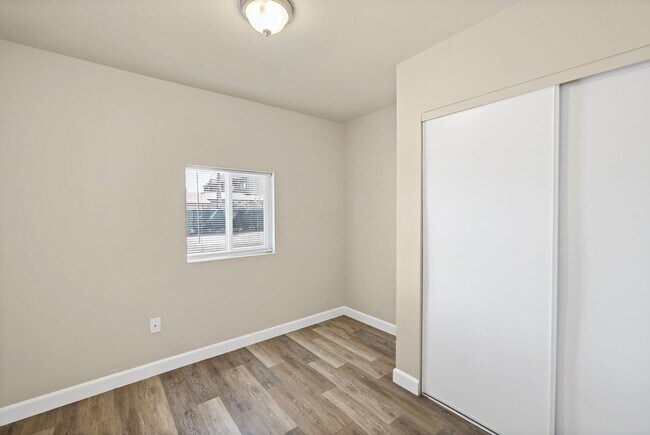 Building Photo - 404 Sunny Ln