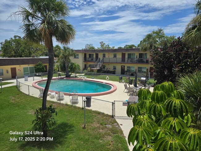 Building Photo - Le Mans Apartments