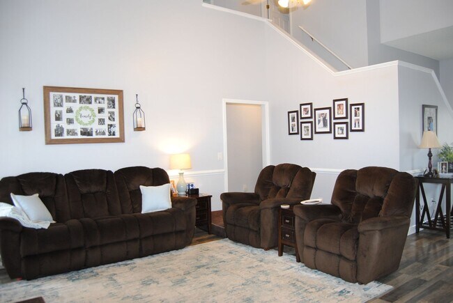 Building Photo - Wonderful Home in the Willow Lakes Community!