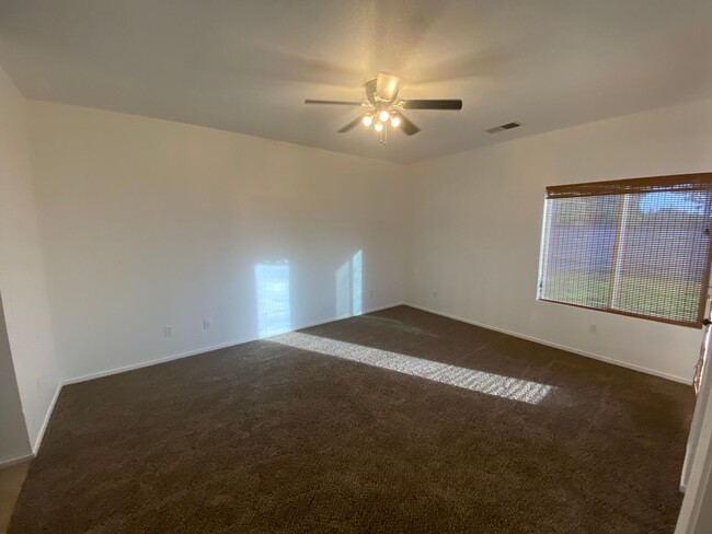 Building Photo - Great location on this split floorplan 3 b...