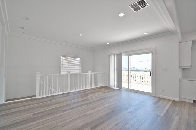 Building Photo - Beautiful Ocean View Townhome with Remodel...