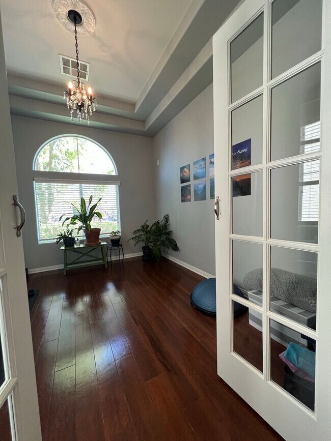 Building Photo - ABSOLUTELY AMAZING! Large 4 bedroom 2 stor...
