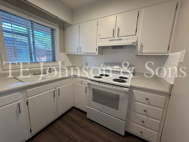 Building Photo - 1 Bedroom Minutes from The School of the A...