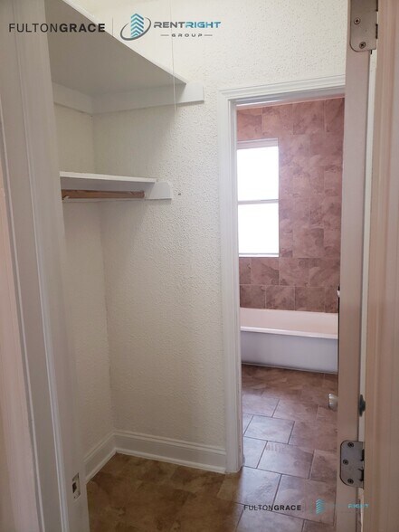 Building Photo - 2063 W Lawrence Ave