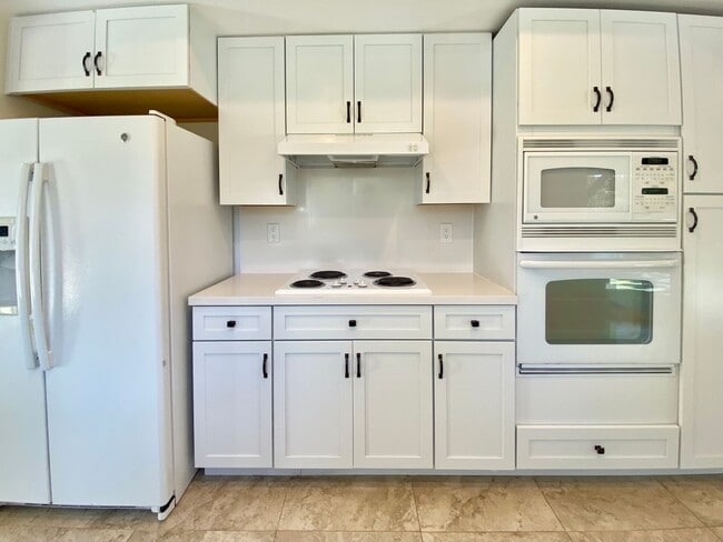 Building Photo - Gorgeous 3 bed 3 bath home in Thousand Oaks - First Time Rental!