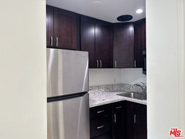 Building Photo - 2400 Vanderbilt Ln