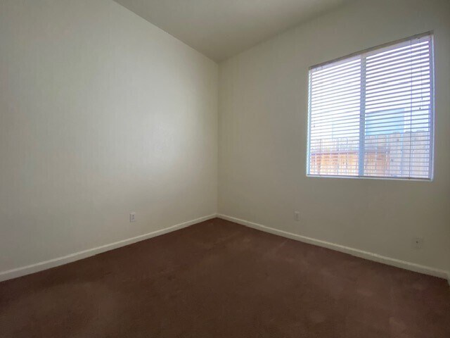 Building Photo - Charming 5 bedroom 2.5 bathroom home located in Natomas!