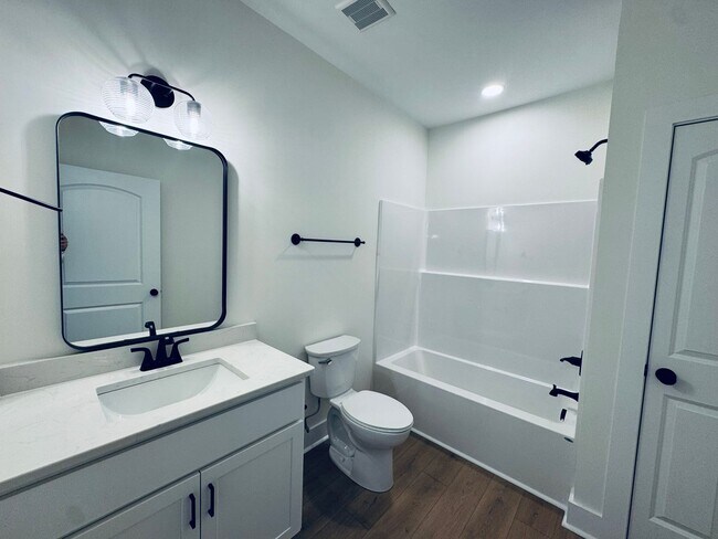 Building Photo - Brand New Luxury Condo - Middle Floor