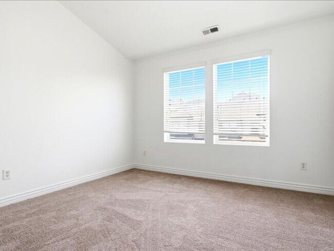 Building Photo - DRAPER  BEAUTIFUL 3 BED 2.5 BATH TOWNHOME