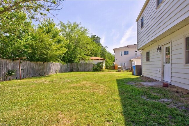Building Photo - 3044 Camelot Blvd