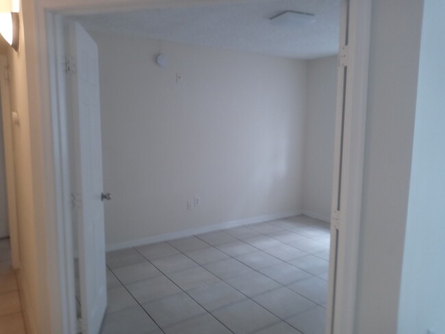 Building Photo - SPACIOUS 2BED/1DEN/2BATH