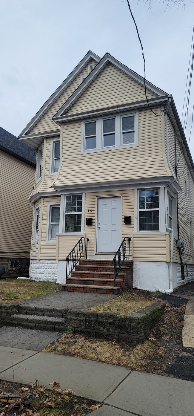 Building Photo - 16 Ayer Pl