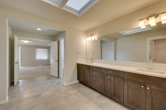 Building Photo - Stunning & Spacious Lynnwood Rental Available Now!