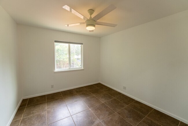 Building Photo - Hidden Gem | 4 bed 3 bath home in highly sought after Windsor Park!!!