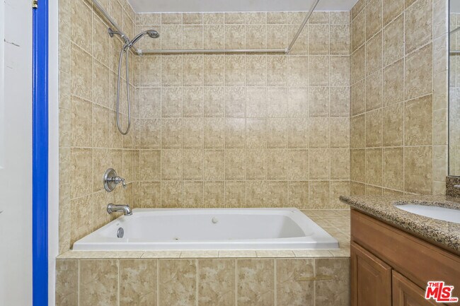 Building Photo - 1559 W 207th St