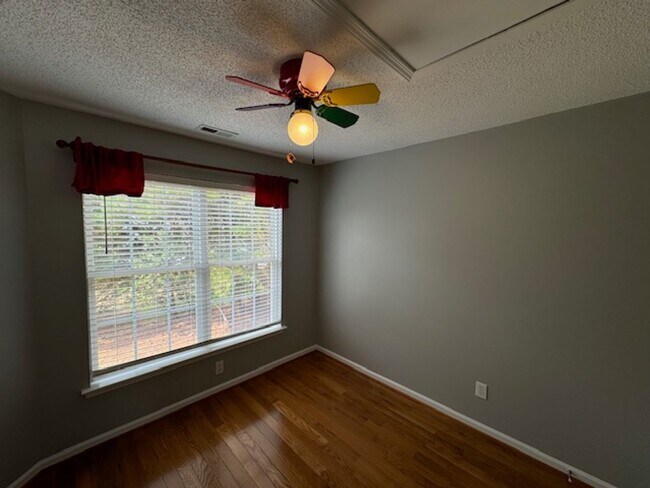 Building Photo - Pre-lease now for August!
