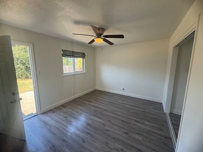 Building Photo - 4 Bedroom Home in Sacramento