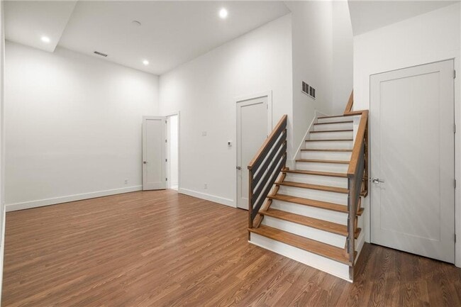 Building Photo - 10904 Serenbe Ln