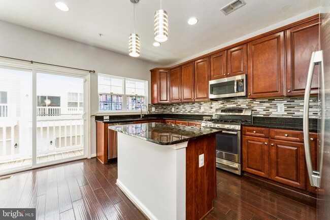 Building Photo - 7203 Silver Thorn Way