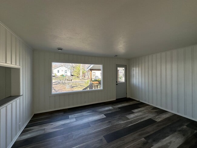 Building Photo - FREE MAY RENT!! Freshly Updated 2 Bedroom ...