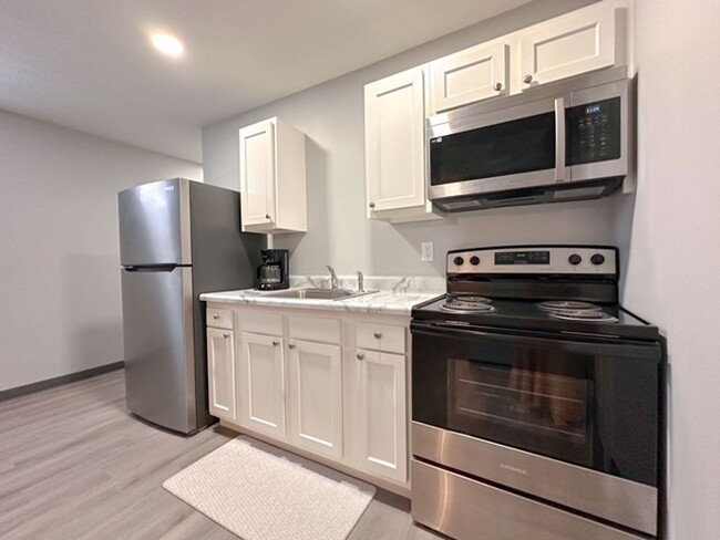 Building Photo - Modern 1-bedroom retreat / Walk to Downtown