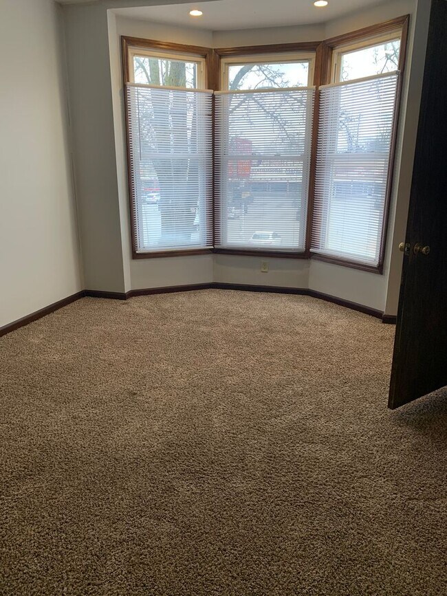 Building Photo - 2024 Broadway St