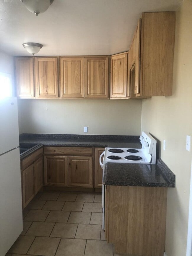 Building Photo - 2 bedroom + 2 Living Rooms and Utility Room