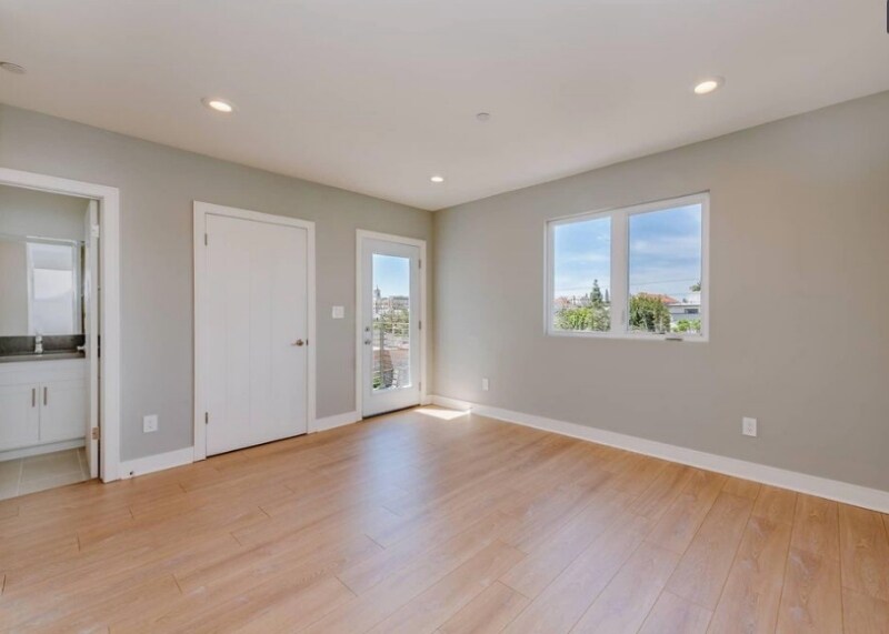 Building Photo - 429 1/2 Heliotrope Dr