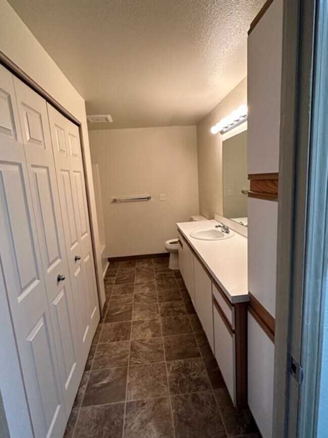 Building Photo - 2 Bed 1 Bath Apartment with a Single Car garage included!