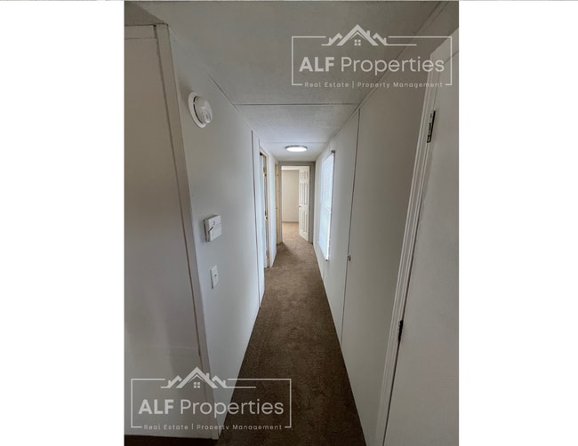 Building Photo - Newly Renovated and Available